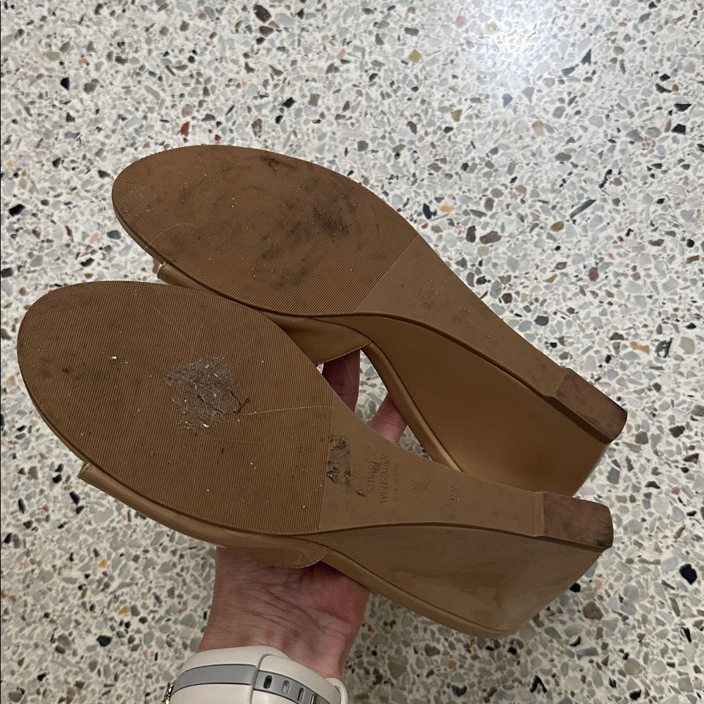 Stuart Weitzman tan nude patent leather wedge sandal 9.5 - Picture 4 of 6